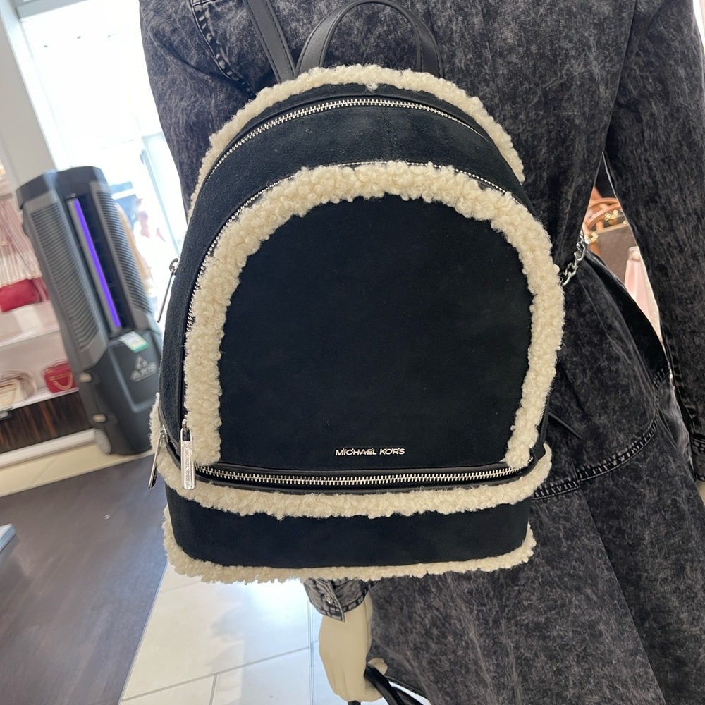 MICHAEL KORS Rhea Medium Suede and Faux Shearling Backpack
Black
NWT - Picture 11 of 16